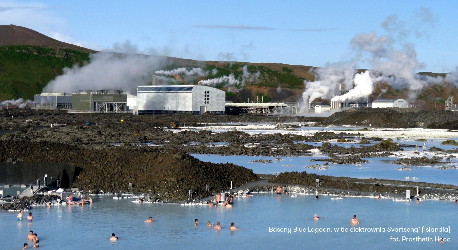 Baseny Blue Lagoon, w tle islandzka elektrownia geotermalna Svartsengi